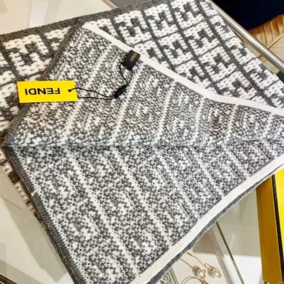 <AUTHENTIC>Fendi Scarf - Picture 3 of 5